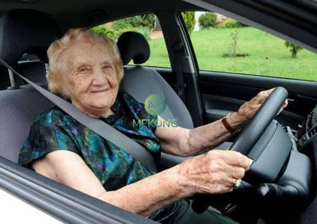 Trên 60 tuổi còn được thi bằng lái xe ô tô không?