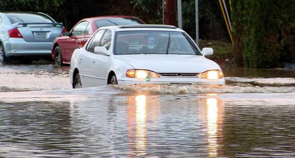 Hướng dẫn lái xe ô tô khi trời mưa lũ an toàn